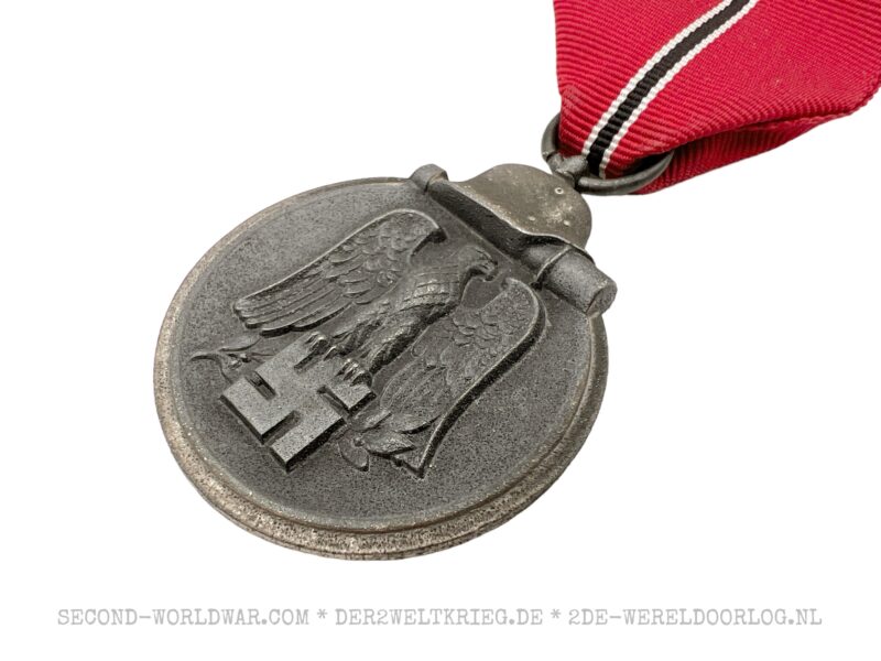 German Eastern Front Medal (Winterschlacht im Osten) 15 with issue bag - Image 3