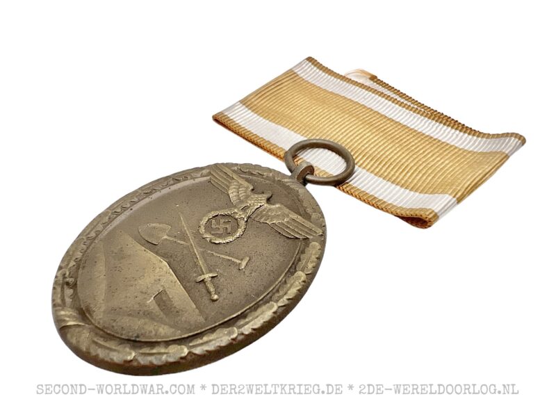 German West Wall Medal (Schutzwall-Ehrenzeichen) with issue bag - Image 3