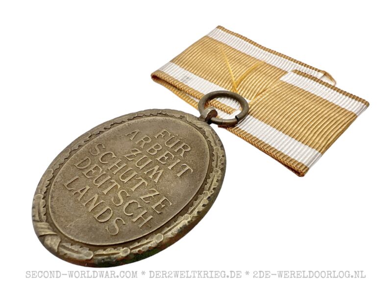 German West Wall Medal (Schutzwall-Ehrenzeichen) with issue bag - Image 4