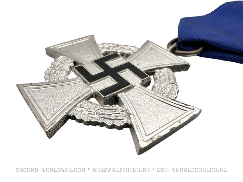 German Civil Service Faithful Service Medal (Treudienst-Ehrenzeichen) second class 25 years with case - Image 5