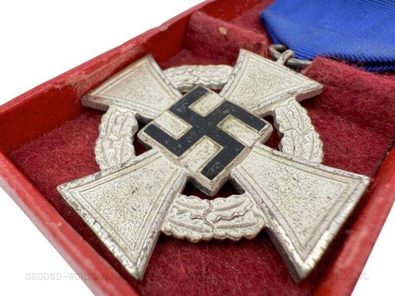 German Civil Service Faithful Service Medal (Treudienst-Ehrenzeichen) second class 25 years with case - Image 3
